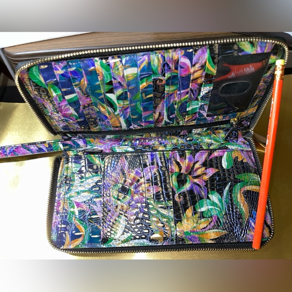 EUC Brahmin Visionary Skylar Clutch - Picture 9 of 9